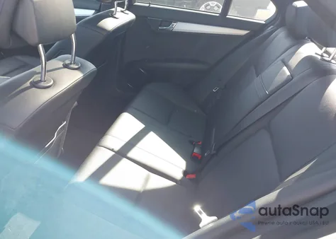 2010 Mercedes-Benz C 300 Luxury 4Matic/Sport 4Matic z USA, uszkodzony, nr VIN WDDGF8BB5AF502145